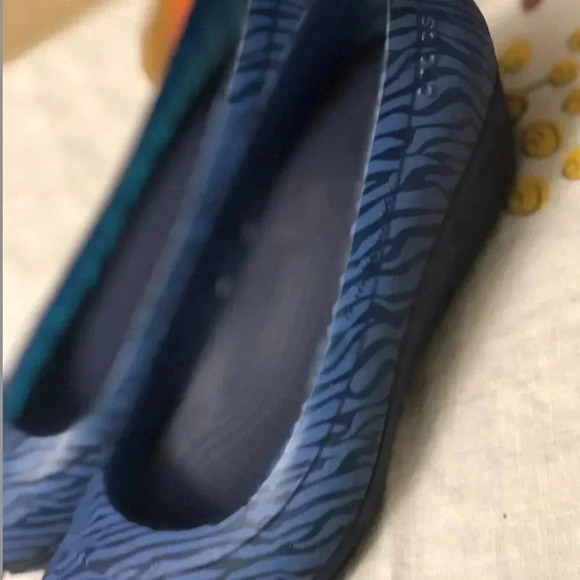 Crocs Blue Zebra Print Wedge Pump 9 - Picture 2 of 4